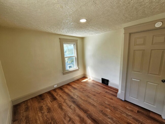 Building Photo - 561 Cole Ave