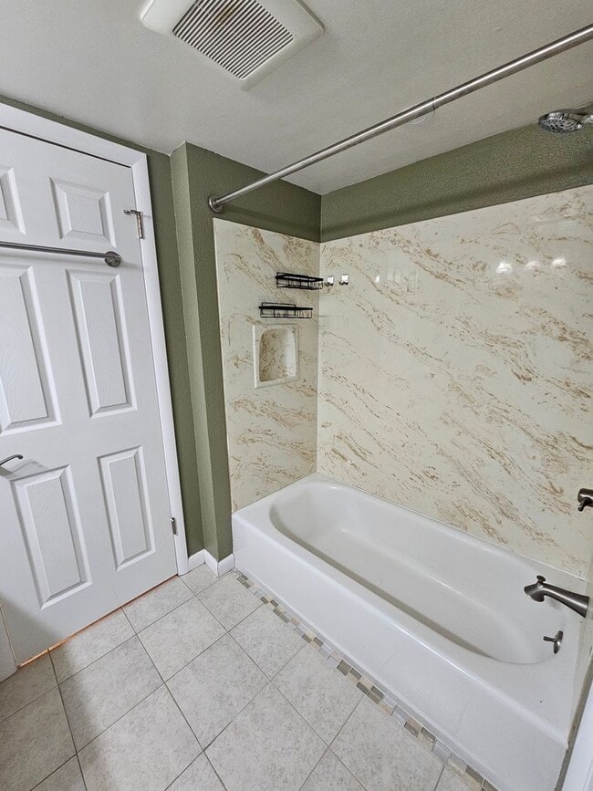 Building Photo - FOX HILL!!! Beautiful Two Bedroom Condo available now for immediate move in!!!