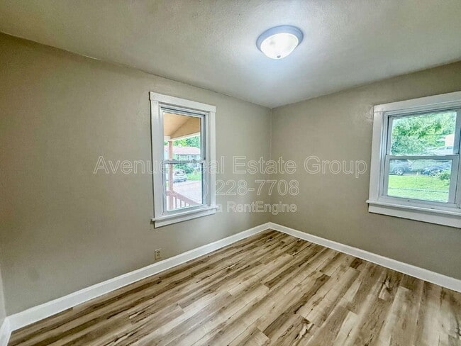 Building Photo - 927 N Elm Ave