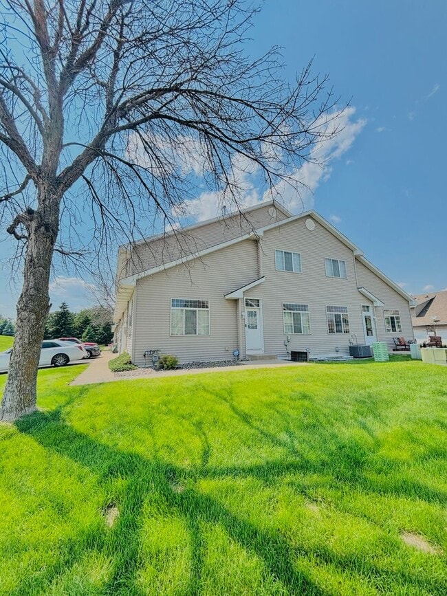 Building Photo - Spacious 3bed Townhome in Coon Rapids.  FI...