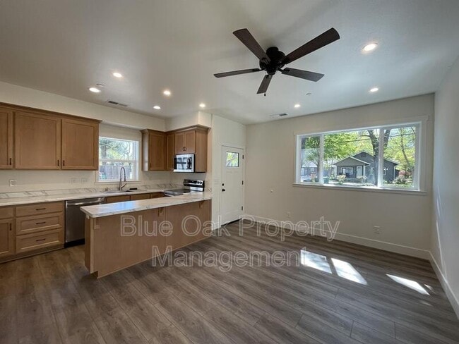 Building Photo - 266 E 6th Ave