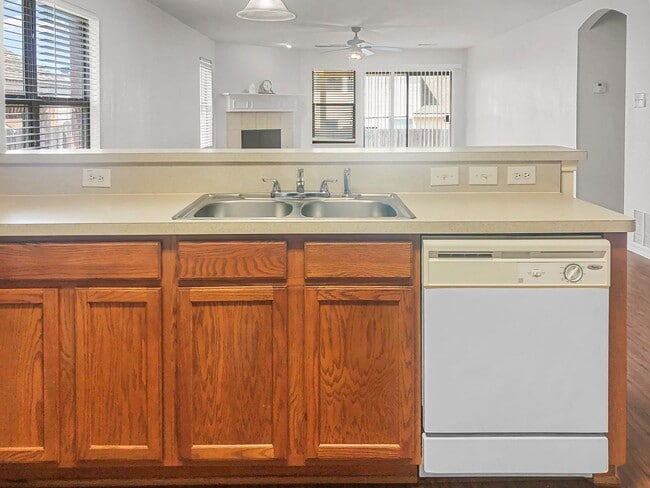 Building Photo - Spacious 1 Story Home!