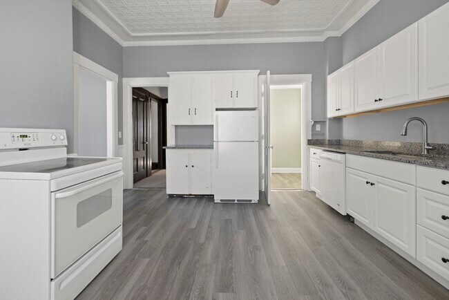 Building Photo - 275 Market St