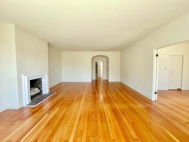Building Photo - Bright and Airy 2 Bedroom Penthouse in the...