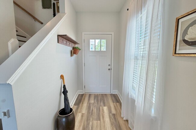 Building Photo - AVAILABLE EARLY MAY 2026! (Pet Friendly)