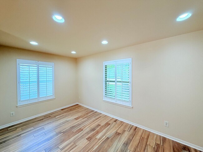 Building Photo - Amazing detached 2/2.5 duplex in Central Austin!!!