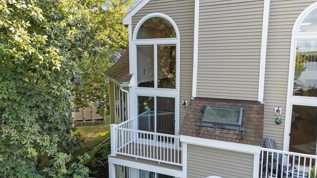 Building Photo - 48 Pointe Rok Dr