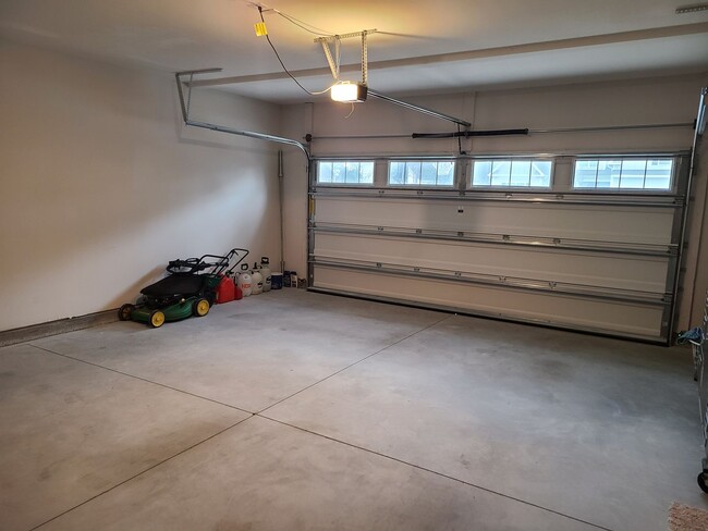 Building Photo - 4 Bed, 2.5 Bath located in Mimosa Bay Comm...