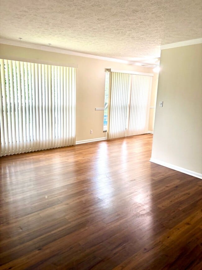 Building Photo - 2 bedroom 1 bath unit for rent in the High...