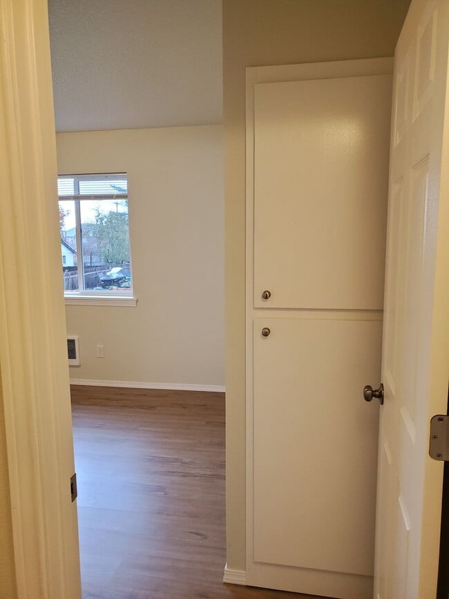 Building Photo - Newer Construction 2 Bedroom, 1 Bathroom, OREGON CITY Ready To Lease!