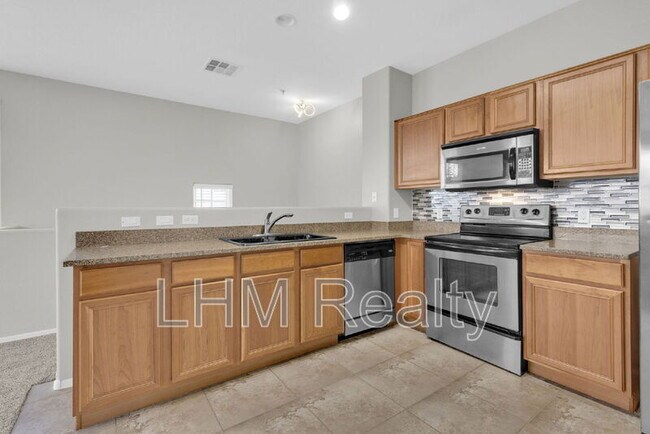 Building Photo - 2210 E Huntington Dr