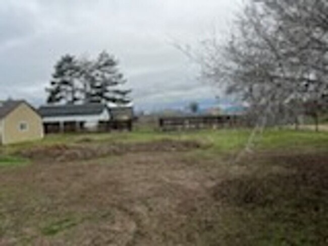 Building Photo - A Little Bit of Country Still Close To Town