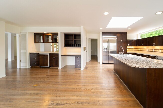Building Photo - 4-Bedroom Luxury Home for Rent by Portland...