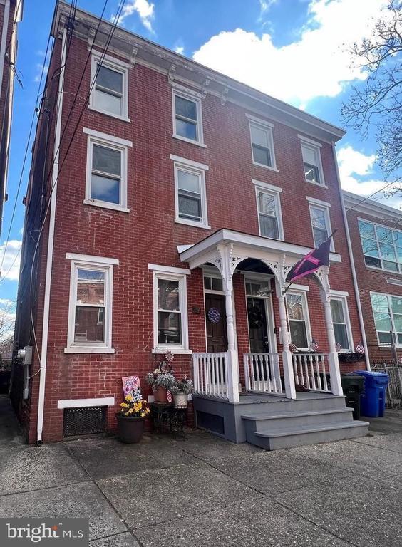 Building Photo - 336 Barclay St