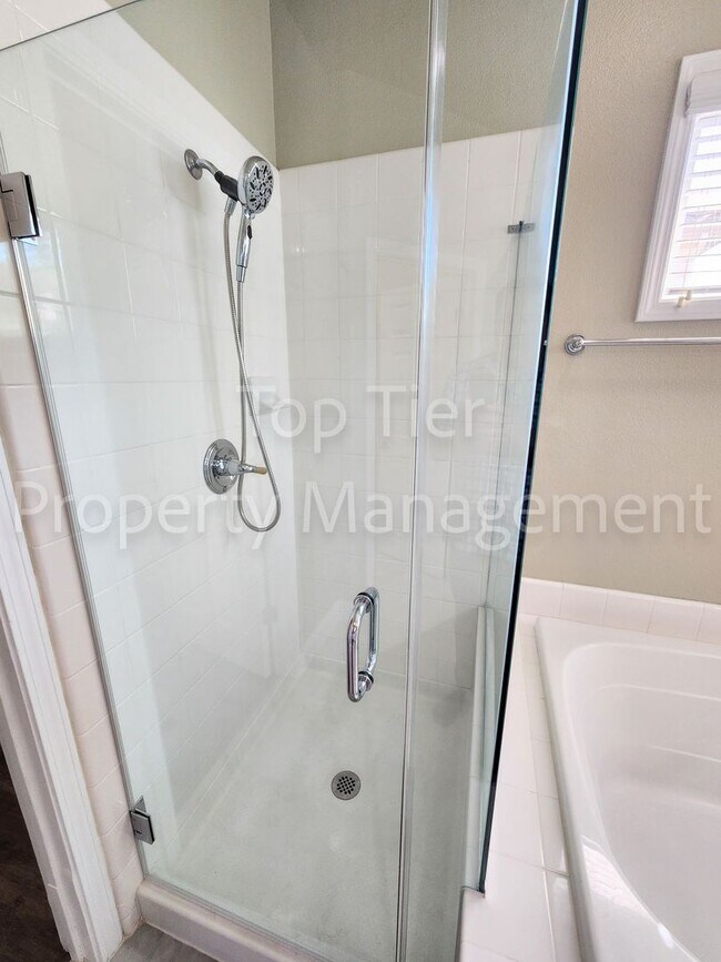 Building Photo - Stunning Newly Remodeled 4 bed / 2.5 bath ...