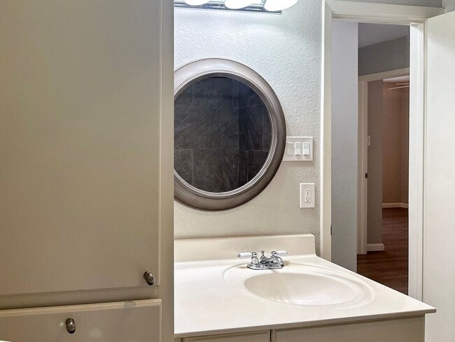 Building Photo - 3 Bedroom / 2 Bath / 2 Car Garage