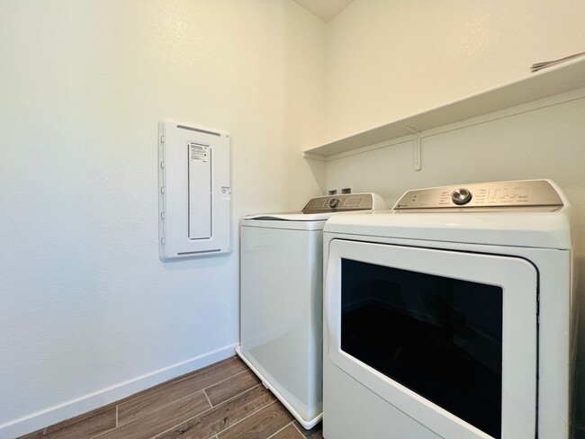 Building Photo - s 4 bedroom 2.5 Bathrooms with Loft, home ...