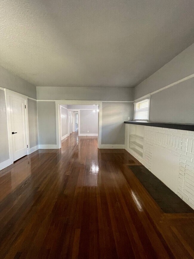 Building Photo - 835 E Weldon Ave