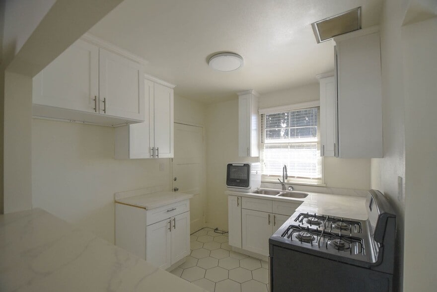 Building Photo - 5654 Camellia Ave