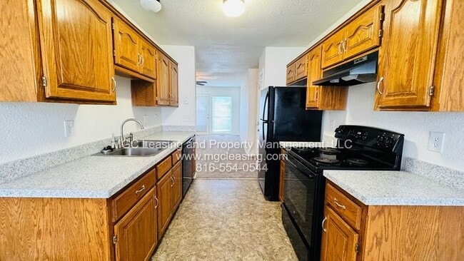 Building Photo - Creekwood Townhomes with 2-vehicle garage ...