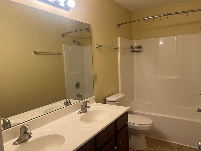 Building Photo - One- level 3bedroom /2bath  living with 2 ...