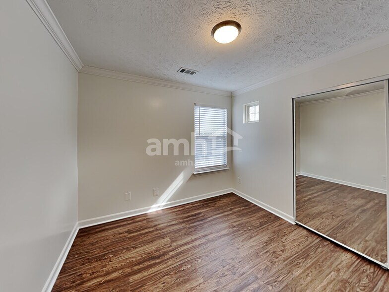 Building Photo - 2180 Lexington Ln