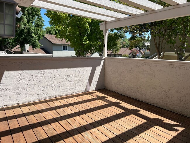 Building Photo - Spacious Townhome in Swallows Nest Country Club