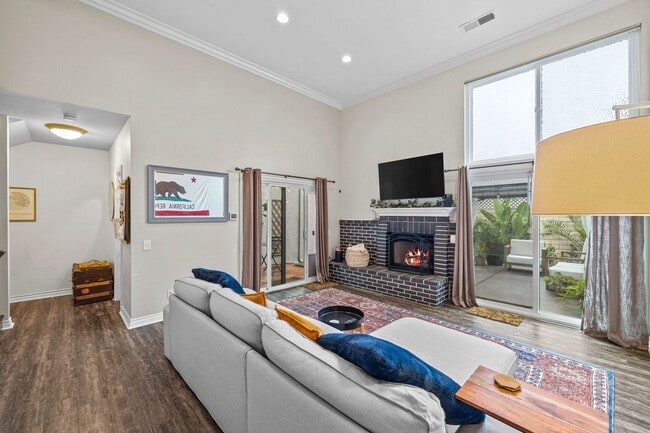 Building Photo - Large townhome in Huntington Beach!