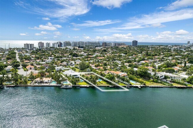 Building Photo - 9250 Bay Dr