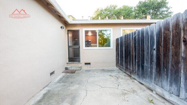 Building Photo - 868 Miller Ave