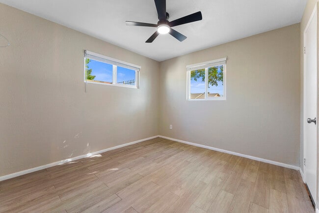 Building Photo - 2614 W Greenway Rd