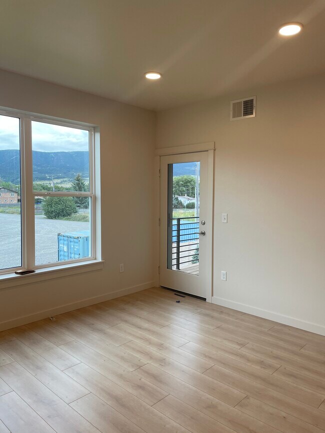 Building Photo - 2221 Willow Dr