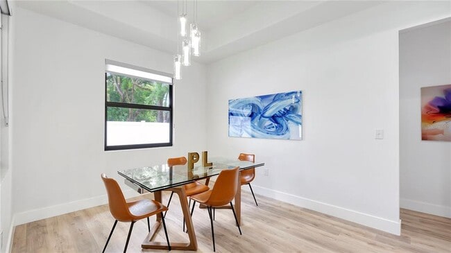 Building Photo - 306 E Clay Ave