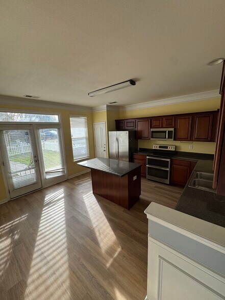 Building Photo - 9358 Greenheather Dr