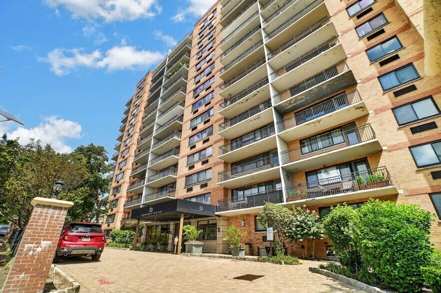 Building Photo - 60 Parkway Dr