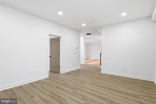 Building Photo - 65 Oaktree Dr