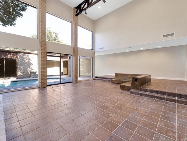 Building Photo - 5600 San Felipe St