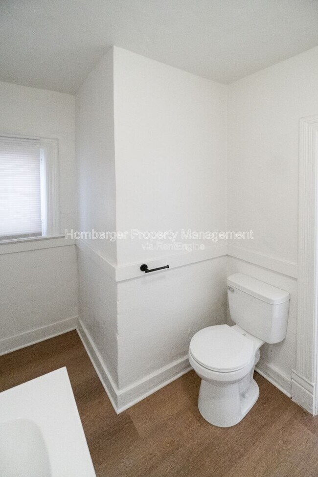 Building Photo - 1911 W 2nd Ave