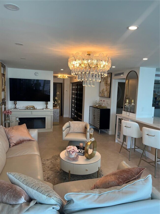 Building Photo - 2655 Collins Ave