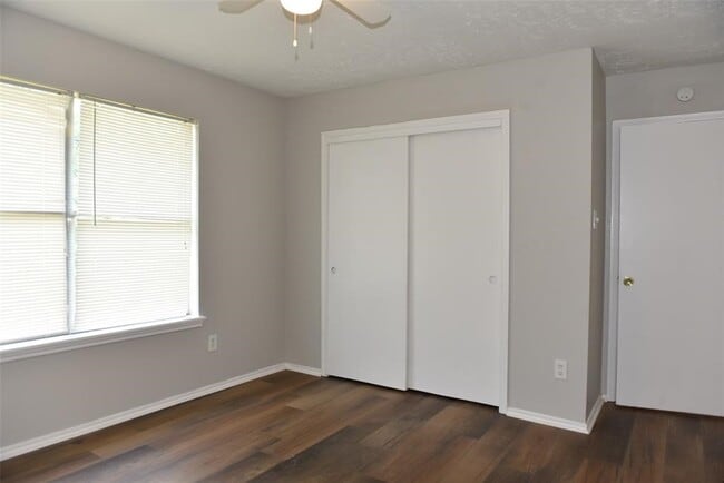 Building Photo - 12303 Glenmeadow Dr