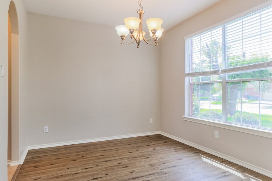Building Photo - 4939 Forest Hurst Dr