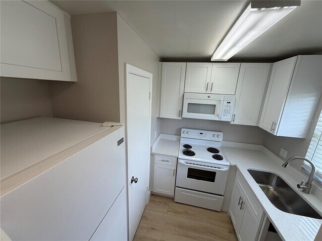 Building Photo - 4160 Pershing Pointe Pl