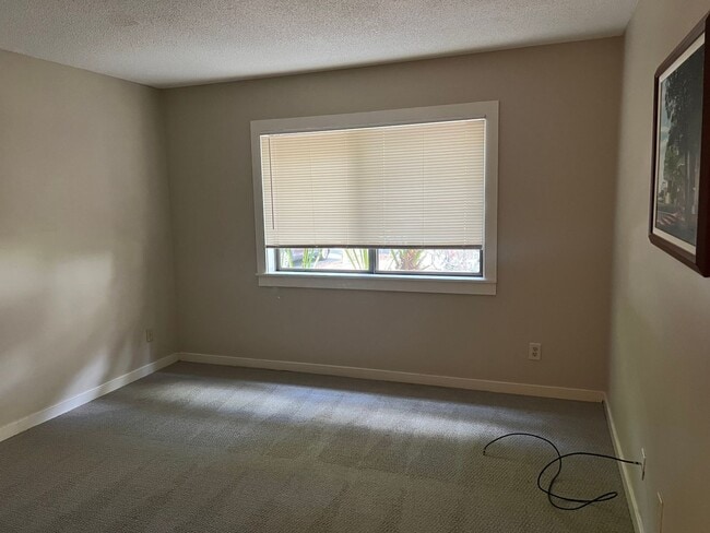 Building Photo - Half Off First Full Month's Rent! Unfurnis...