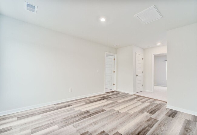 Building Photo - Bright & Spacious Living in Charleston’s Grand Bees!