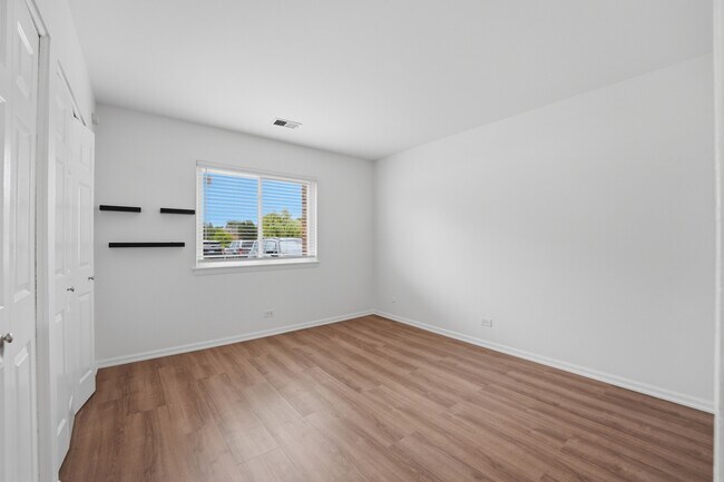 Building Photo - 9388 Bay Colony Dr