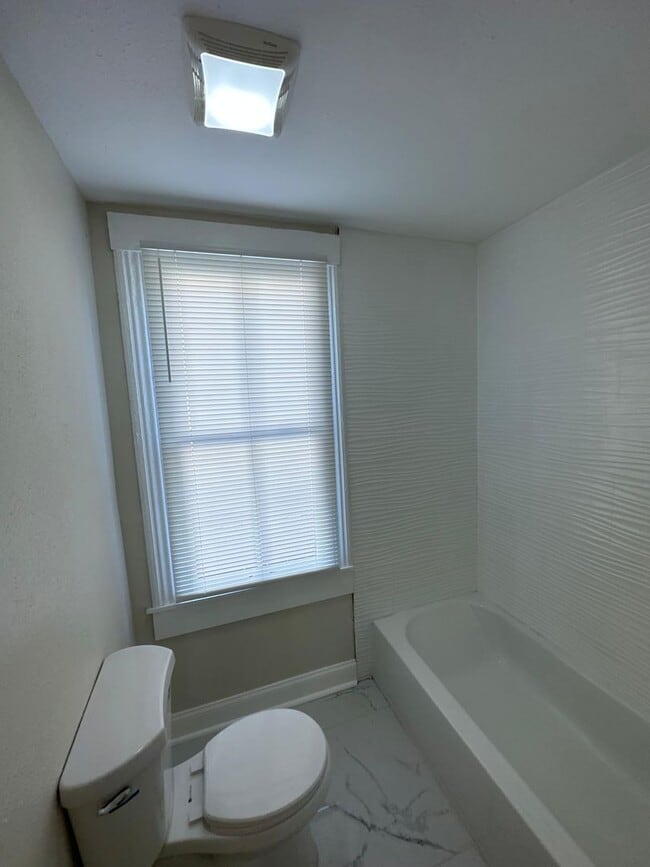 Building Photo - Fully Renovated 4/1-Single Family  Availab...