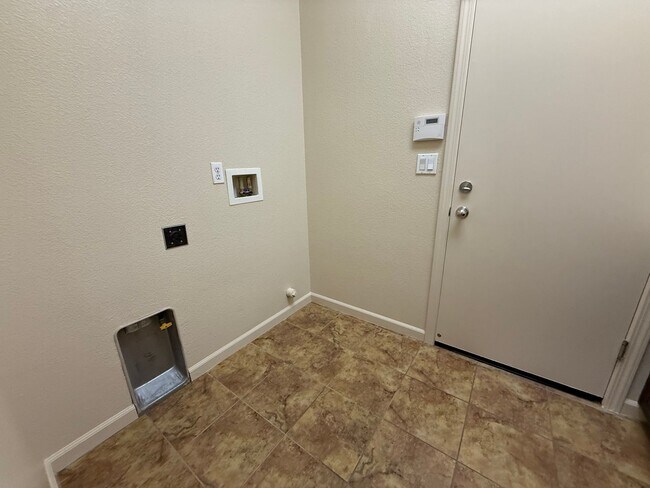 Building Photo - 1487 Highland Dr