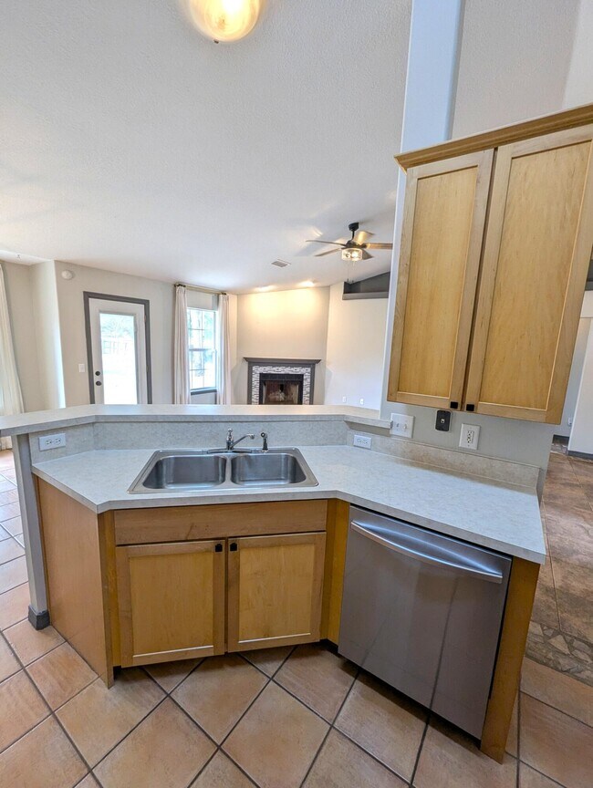 Building Photo - 1909 Sunrise Dr