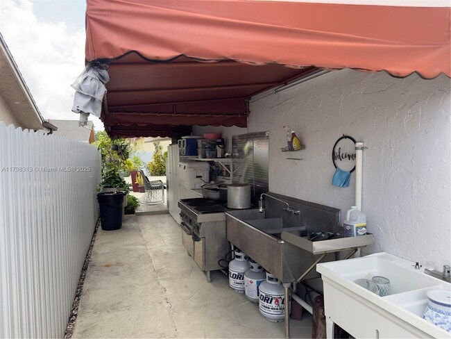 Building Photo - 10600 SW 146th Ct