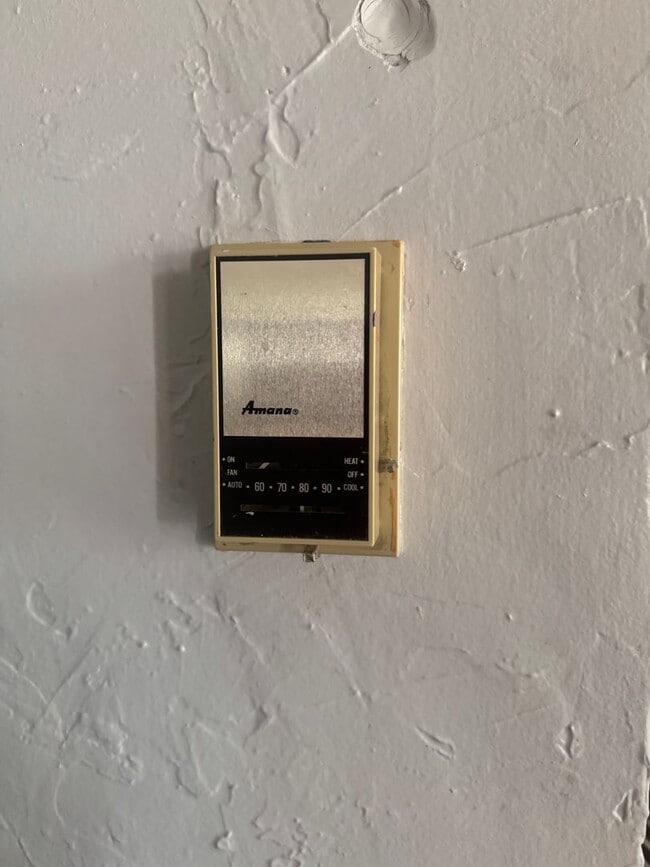 Building Photo - Adorable 1/1 bathroom fenced in yard